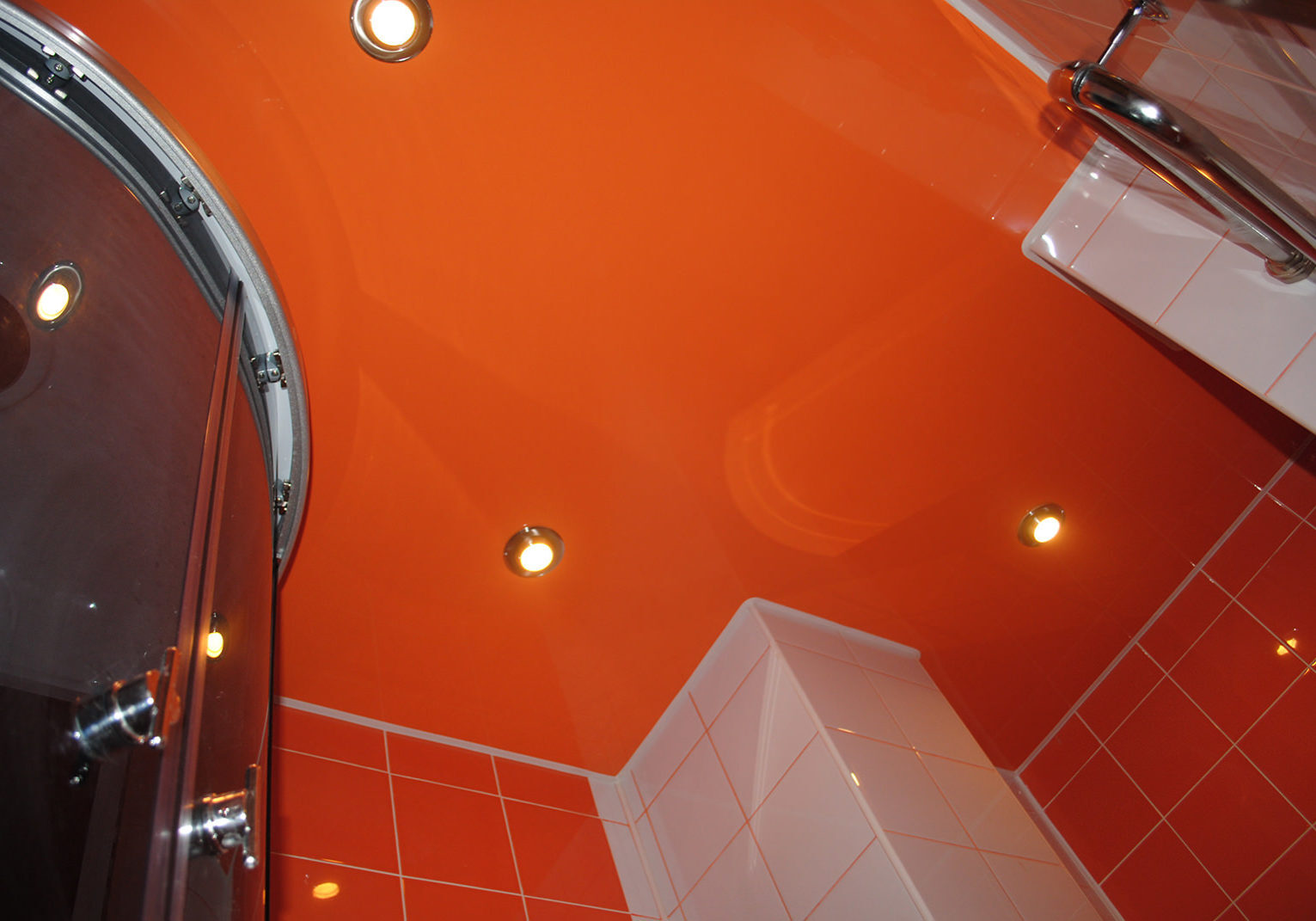 Натяжные-потолки-в-ванную-landscape