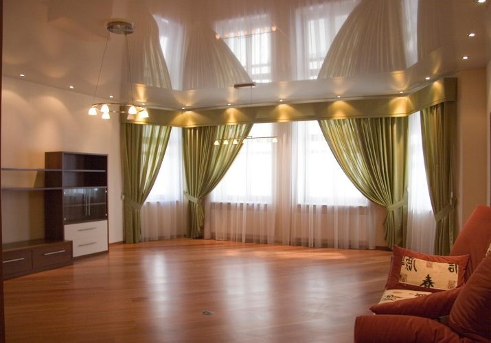 Натяжные-потолки-в-гостиную-landscape