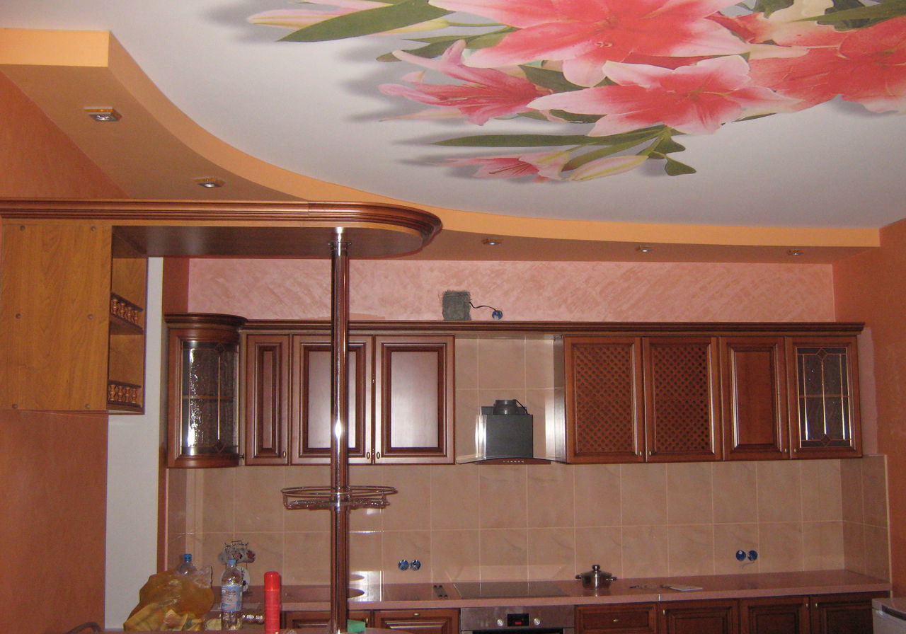 Натяжные-потолки-на-кухню-landscape